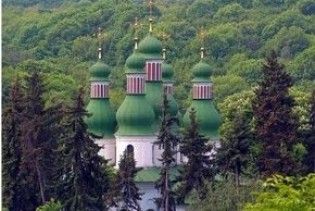 Жителі Китаєва знесли огорожу Свято-Троїцького монастиря