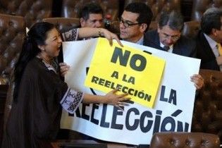 Парламент Колумбії з бійкою схвалив третій термін президента Урібе