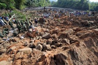 В Індонезії внаслідок зсуву під шаром бруду поховані десятки людей