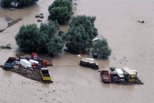 Повінь у Туреччині заблокувала три вантажівки з українцями