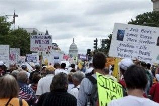 Тисячі американців вийшли протестувати проти політики Обами