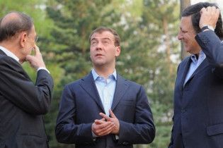В Омську в день приїзду Мєдвєдєва прибрали афішу "Чекаємо на тебе, веселий гном"