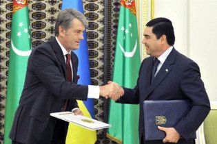 Ющенко подарував Бердимухаммедову книгу Бердимухаммедова