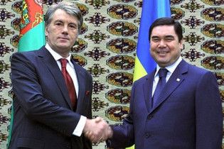 Ющенко запросив президента Туркменистану до України і підписав з ним низку угод