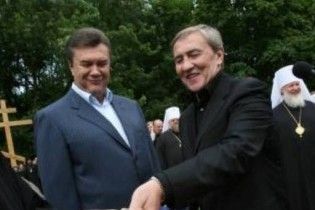 Януковича звинуватили в тому, що він в усьому копіює "Льоню Космоса"