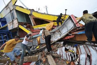 В Індонезії під завалами залишаються більше трьох тисяч людей