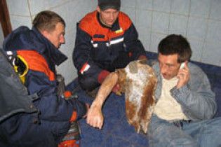 Чоловік застряг в унітазі під час спроби дістати 200 гривень