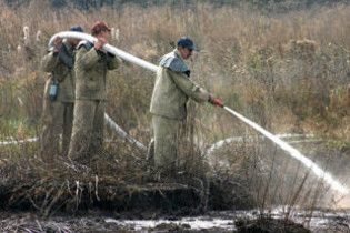 У Київській області досі не погасили одну пожежу на торфовищі