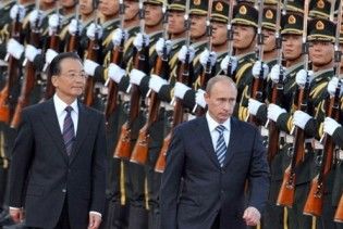 Путіна в Китаї зустріли залпами гармат
