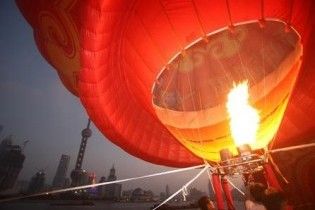 У Китаї вибухнула повітряна куля з іноземними туристами