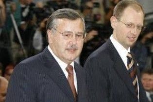 Гриценко та Яценюк принесли документи до ЦВК