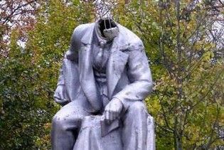 Пам'ятнику Леніна в Петербурзі відрізали голову