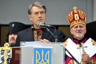 Ющенко прилетів на вертольоті до Хоружівки, де його благословлять у президенти