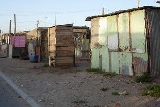 Двісті людей кинули в бараках під Києвом