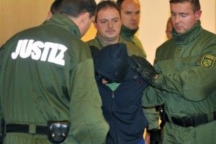 Російський неонацист, який вбив вагітну єгиптянку, влаштував дебош у залі суду