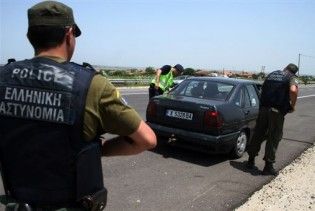Циган втік від грецьких прикордонників на їхньому джипі