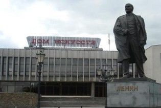 Пам'ятник Леніну в Калінінграді залили помаранчевою фарбою
