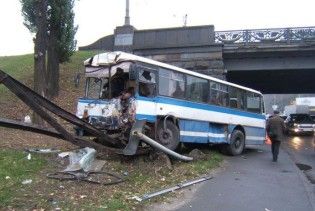 У Києві автобус з 35 пасажирами врізався в стовп