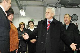 Литвину подарували пальто на вибори