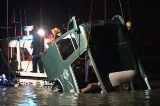 13 людей загинули через падіння автобуса в море на сході Китаю