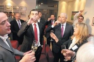 Сербського президента судять за шампанське на стадіоні