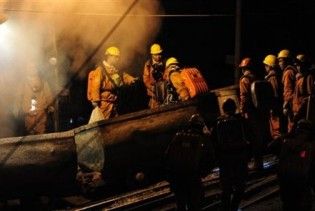 У Китаї 27 гірняків заблоковані у шахті, що горить
