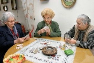 На Кіпрі заарештували банду бабусь-картярів