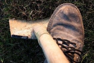 Чоловік вбив коханця дружини лопатою і розпиляв його труп на дрібні шматки