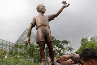 В Індонезії встановили пам'ятник маленькому Обамі
