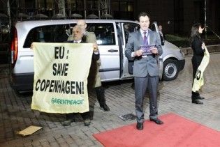Активісти Greenpeace взяли штурмом палац, де зібрався саміт ЄС