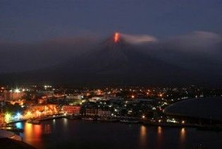 На Філіппінах через виверження вулкану евакуювали тисячі людей