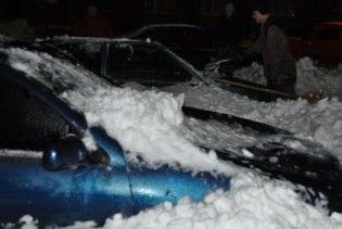 В центрі Донецька снігова брила розбила чотири машини
