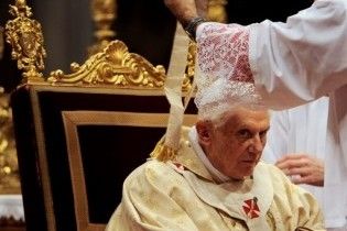 Фанатку, яка напала на Папу Римського, госпіталізували