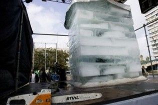 Ізраїльтянин просидить 64 години у крижаному ув'язненні задля рекорду