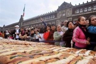 Мексиканські кондитери спекли найбільший у світі солодкий пиріг