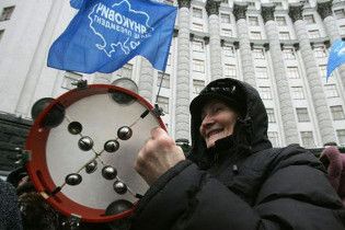 ЗМІ: Мітингувальникам від ПР під Кабміном роздавали гроші