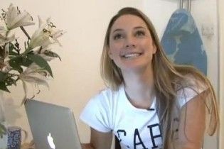 Білявка вийшла заміж за ноутбук