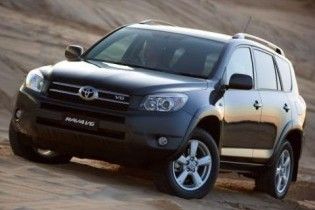 Через дефект педалі газу Toyota відкликає майже 2 млн машин
