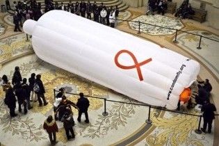 Гігантський презерватив облетить світ, щоб врятувати людство від СНІДу