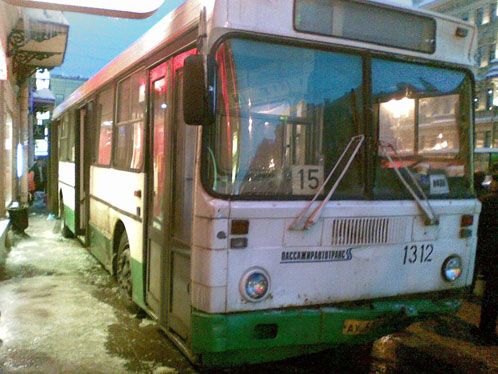Автобус протаранив зупинку в Петербурзі