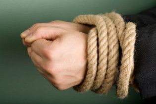 В Єрусалимі божевільну прив'язали до дерева і зґвалтували