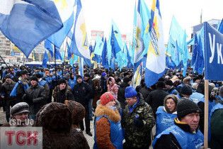 Регіонали закликали своїх прихильників під ЦВК "не розслаблятися" до інавгурації