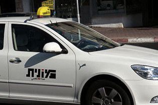 Вистрибнувши з третього поверху, жінка впала на капот таксі і вижила