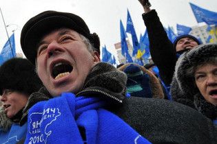Три тисячі прихильників Януковича влаштували під вікнами ЦВК мітинг з музикою
