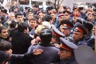Акція опозиції в Єревані переросла у сутички з поліцією