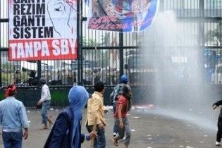 В Індонезії мітингувальники атакували парламент