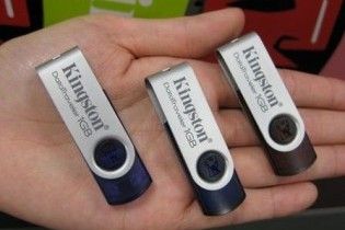 Американець з'їв флешку на допиті в поліції