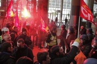 У Франції побилися працівники закритого нафтопереробного заводу і жандарми