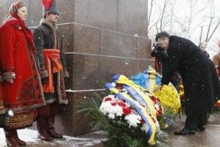 Янукович поклав квіти до пам'ятника Шевченку