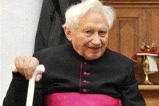Брат Папи Римського зізнався, що бив вихованців церковного хору